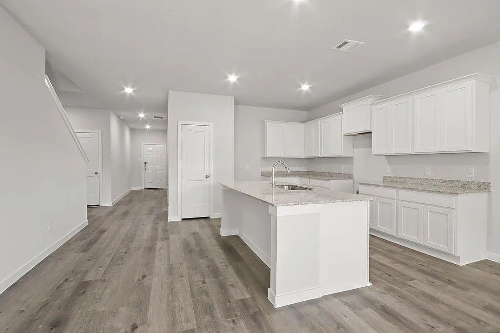 4 bed, 2.5 bath, 2642 sqft, $2,200 — Photo 2