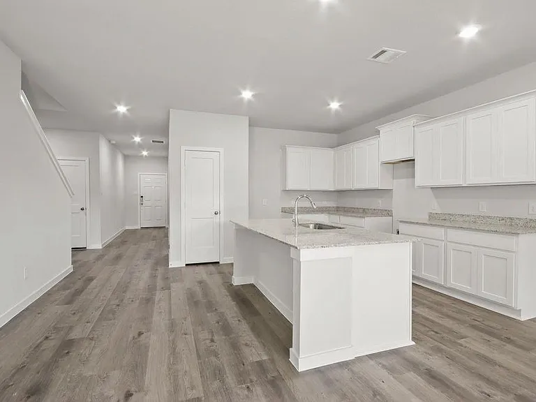 496 Shoreview Dr — Photo 2