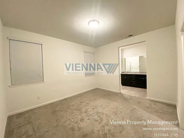 1052 Essington Ln — Photo 16