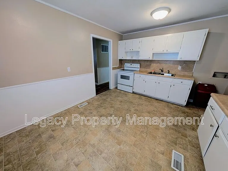 2202 Maywood St — Photo 6