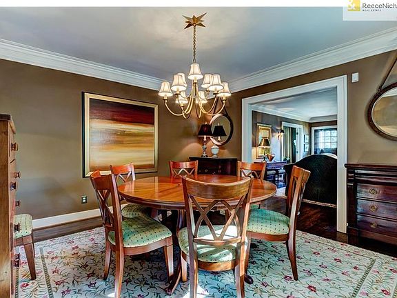 13x13 dining room offers plenty of space.