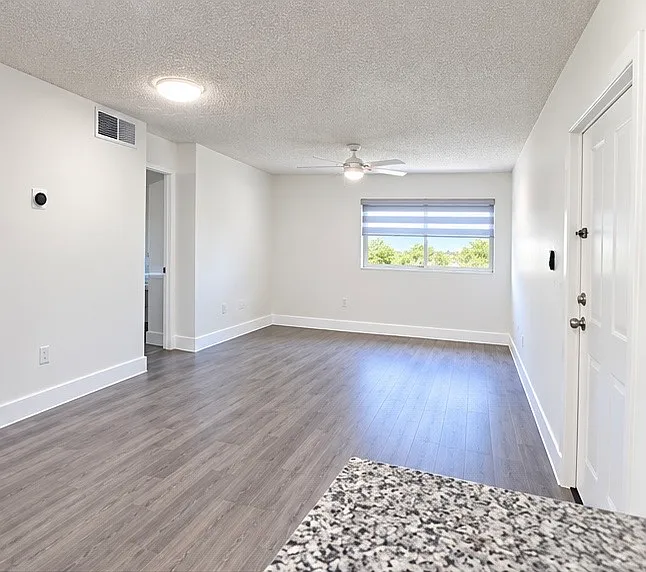 2 bed, 755 sqft, $2,400 — Photo 3