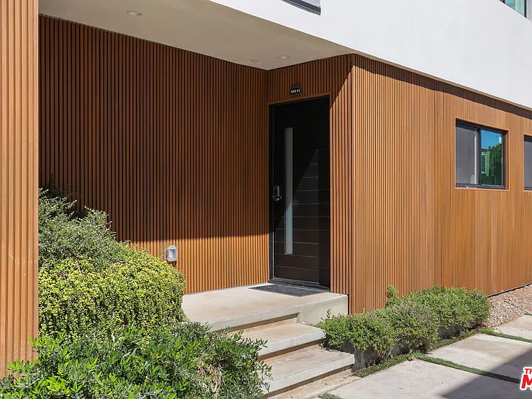 623 N Mariposa Ave — Photo 2