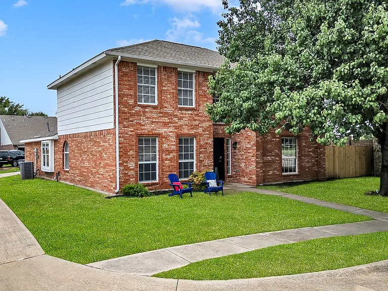 600 Ashcrest Ct — Photo 2