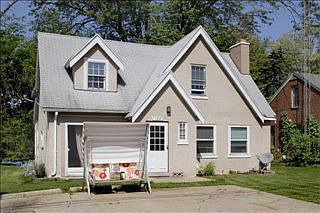 2nd image of 122 Brookview St