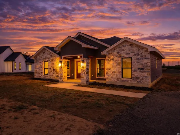 7319 Tiff Nicole Ln, Von Ormy, TX 78073