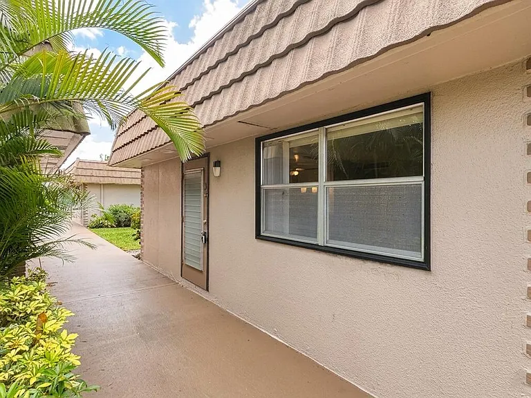220 Seville Ct #J — Photo 15