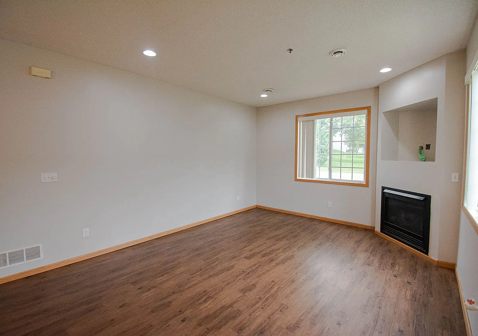 Rare 3 bedroom end unit Boulder Ridge townhome! — Photo 3