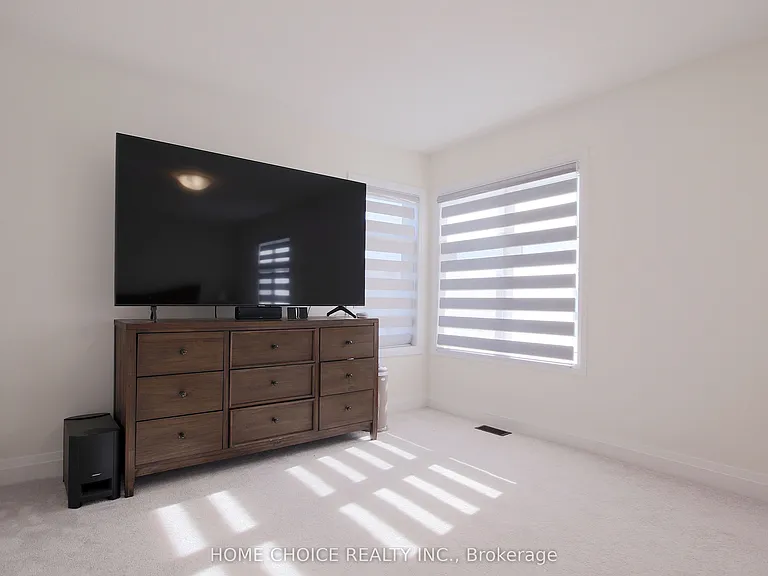 32 Ferragine Cres — Photo 20