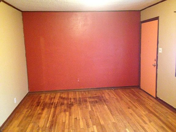 Dining room / entry