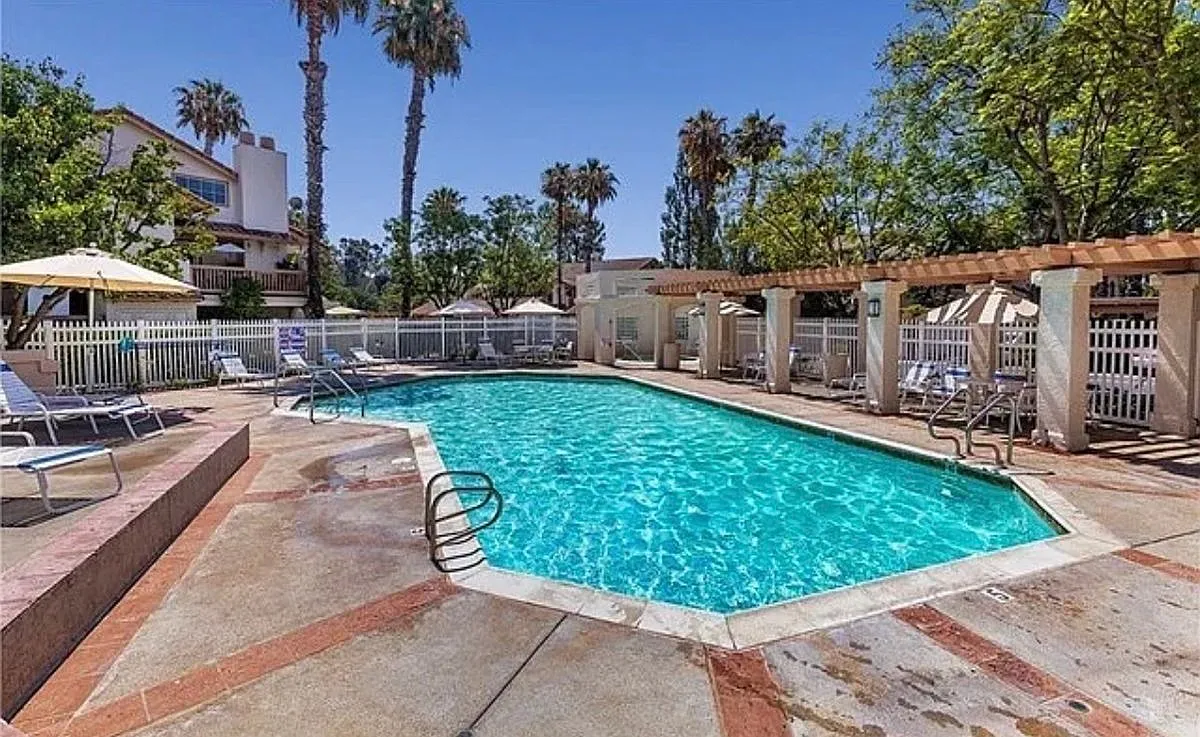 2 bed, 2.0 bath, 1160 sqft, $3,250 — Photo 2
