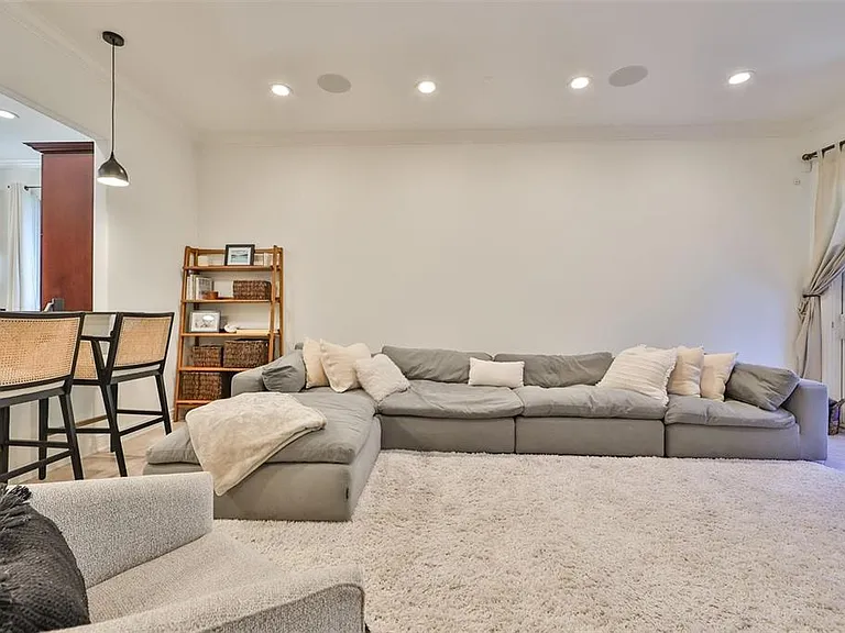 602 Saxony Blvd — Photo 7