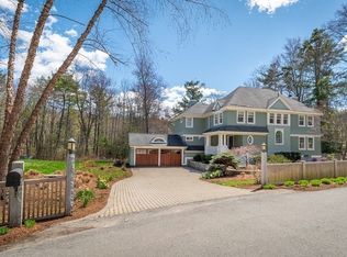 17 Loading Place Rd, Manchester, MA 01944
