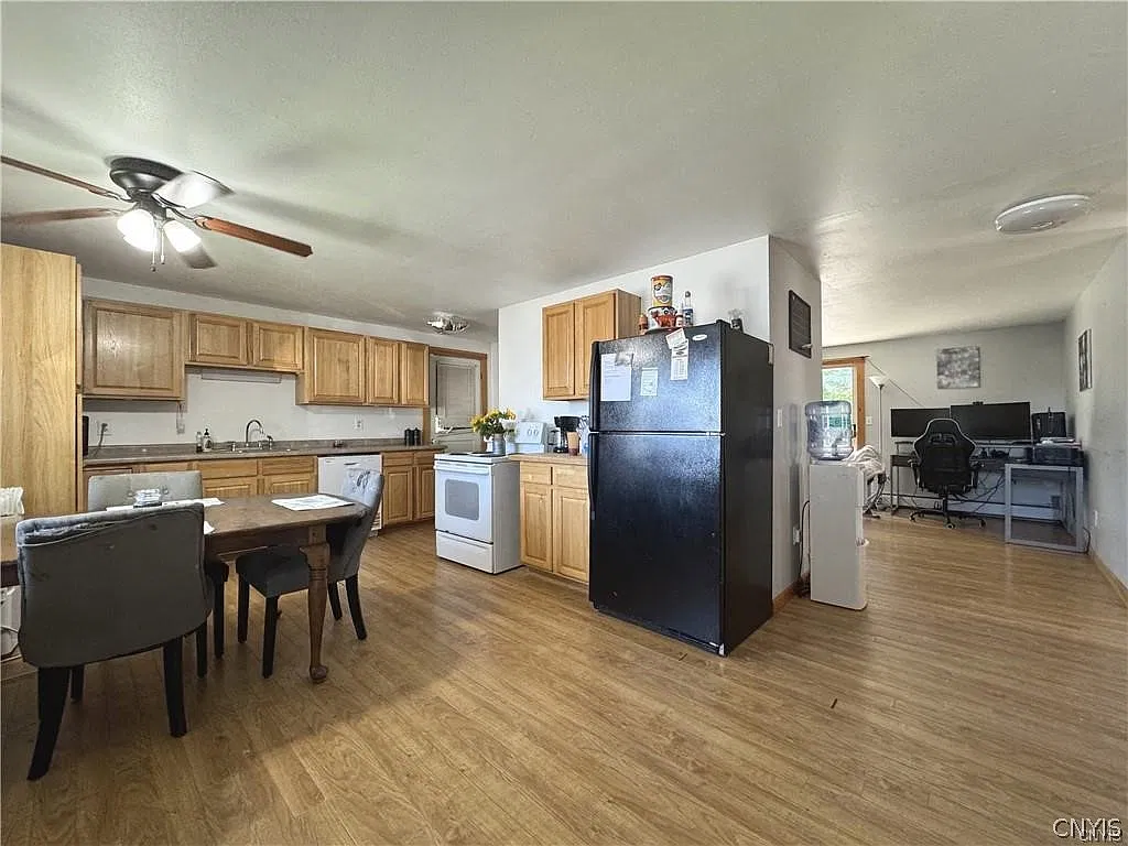 2 bed, 1.0 bath, 2718 sqft, $1,200 — Photo 2