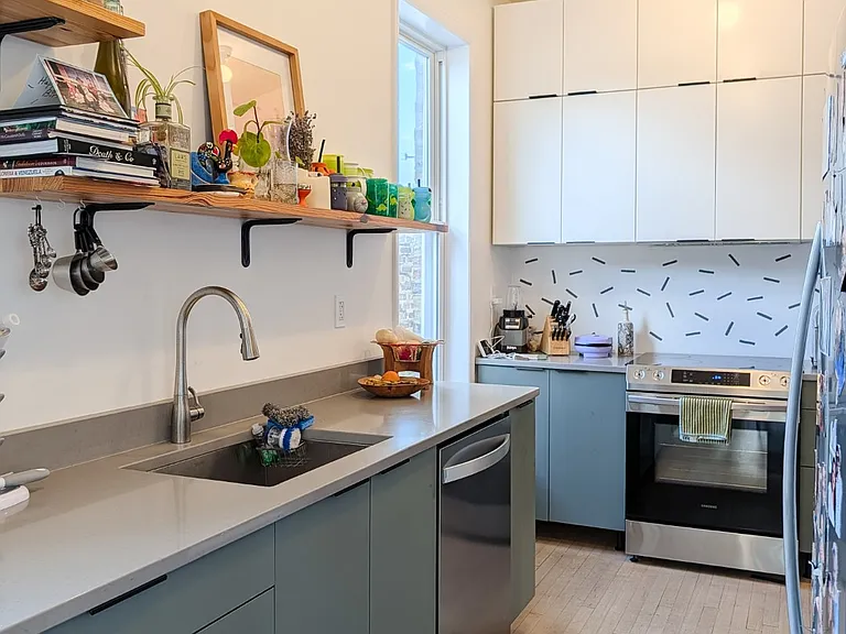 3231 W Armitage Ave — Photo 8