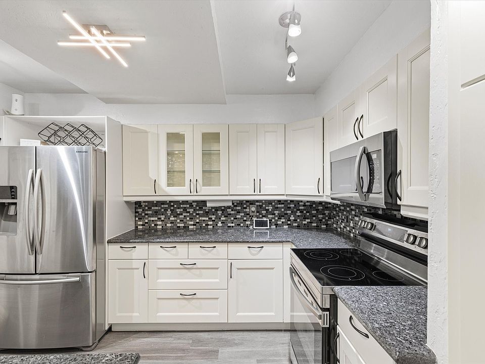 1st image of 4 Oakbrook Dr