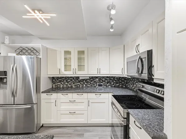 4 Oakbrook Dr, Lewisville, TX 75057