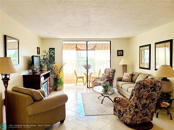 5th image of 2871 Somerset Dr APT 318