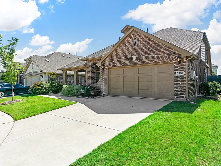 7404 Hawthorne Way — Photo 2