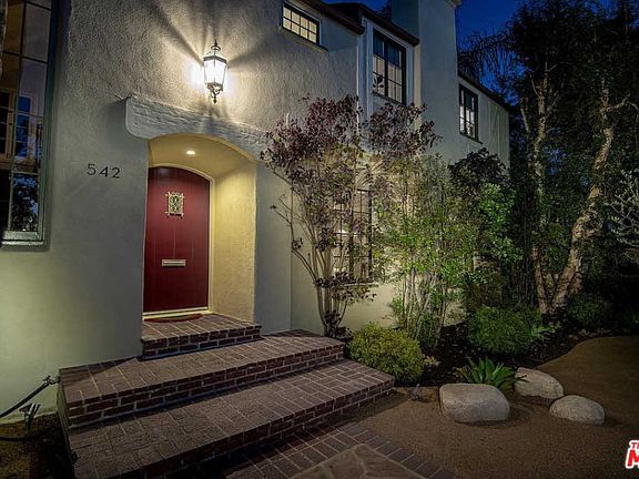 3rd image of 542 N Las Palmas Ave