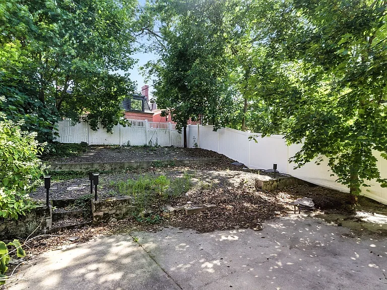 647 E 3rd St #1 — Photo 13