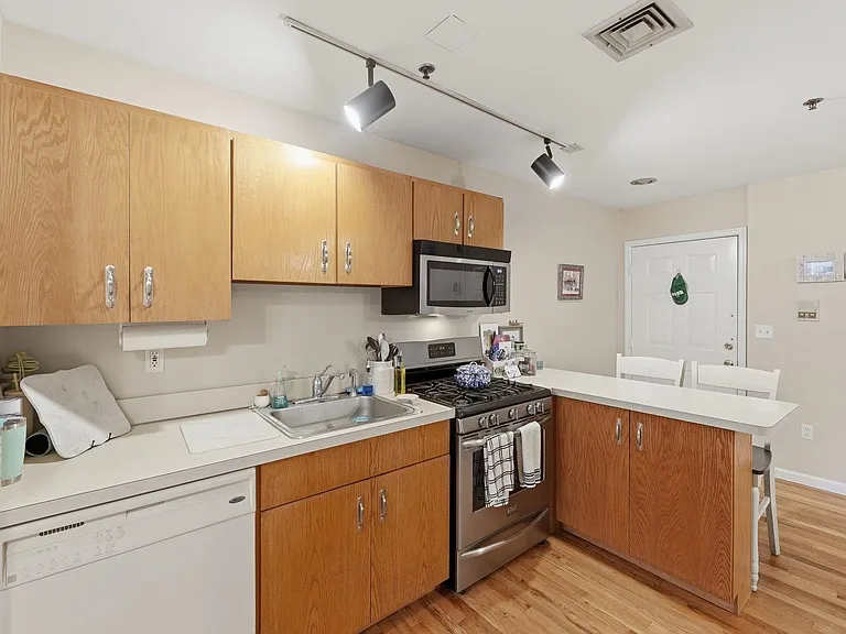409 Adams St #6 — Photo 7