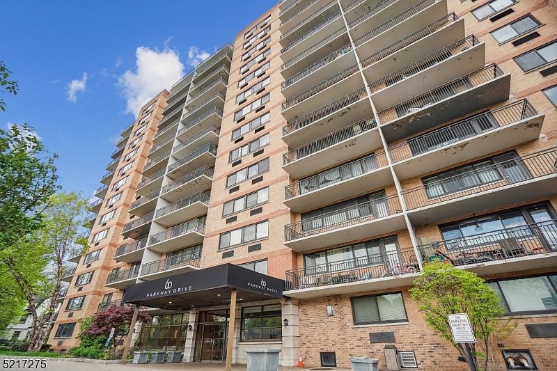 1st image of 60 Parkway Dr #5A
