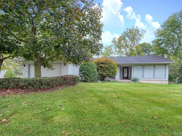 4720 Orchard Ridge Dr, Troy, MI 48098