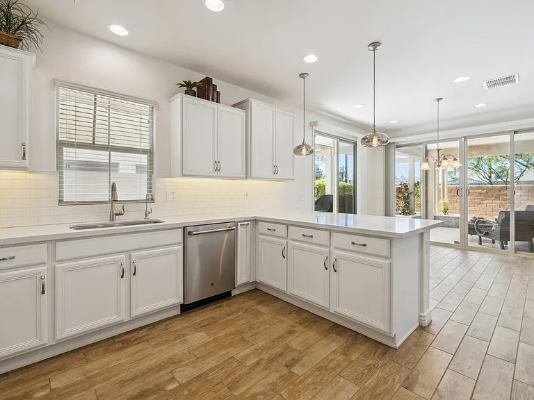 211 E Brinley Dr — Photo 15