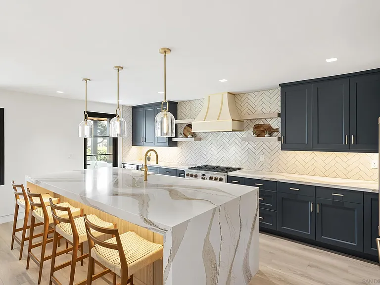 952 Pacific Beach Dr — Photo 2