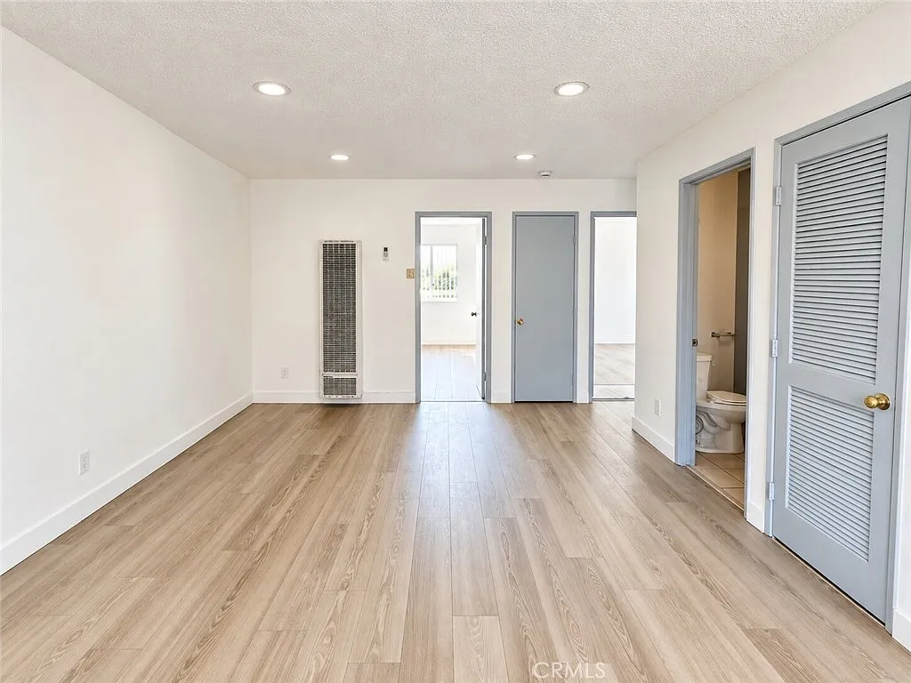 2 bed, 1000 sqft, $2,600 — Photo 2