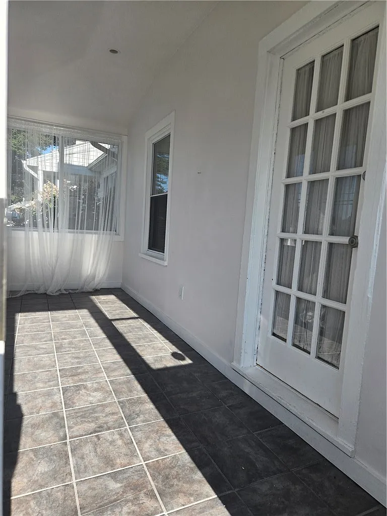 2 bed, 1.0 bath, 840 sqft, $2,000 — Photo 2