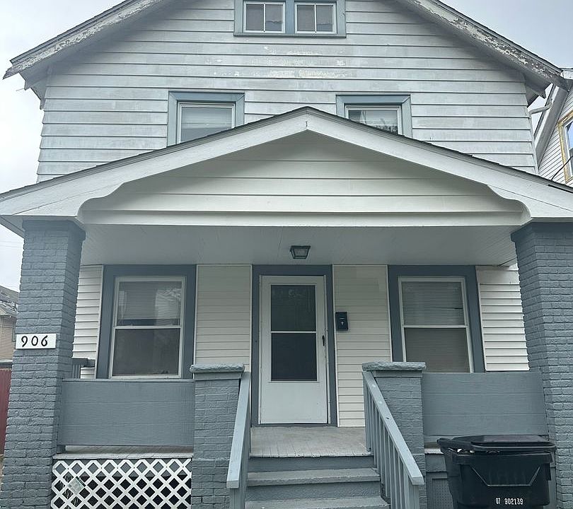 1st image of 906 E 130th St