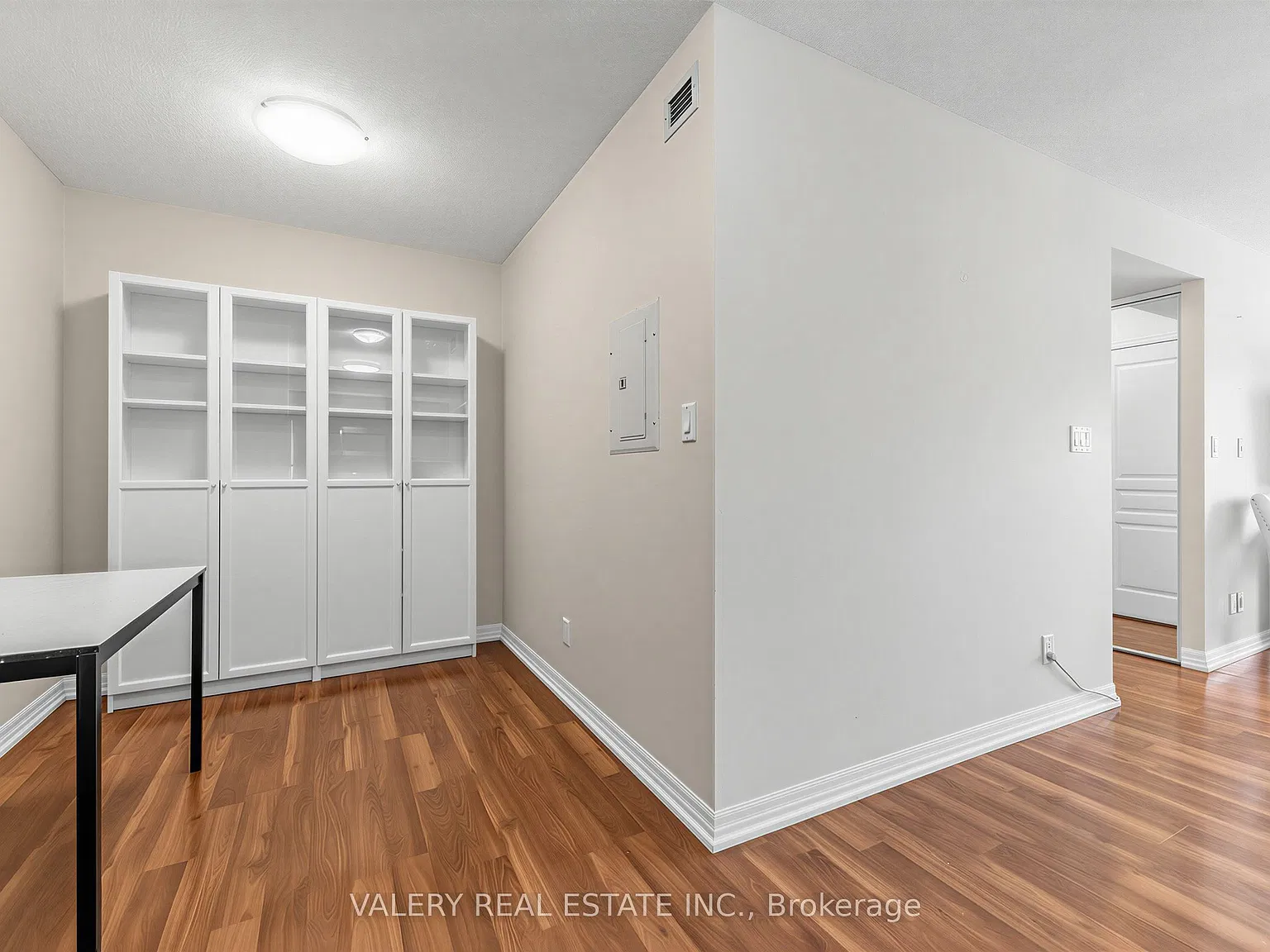 1403 Royal York Rd — Photo 4