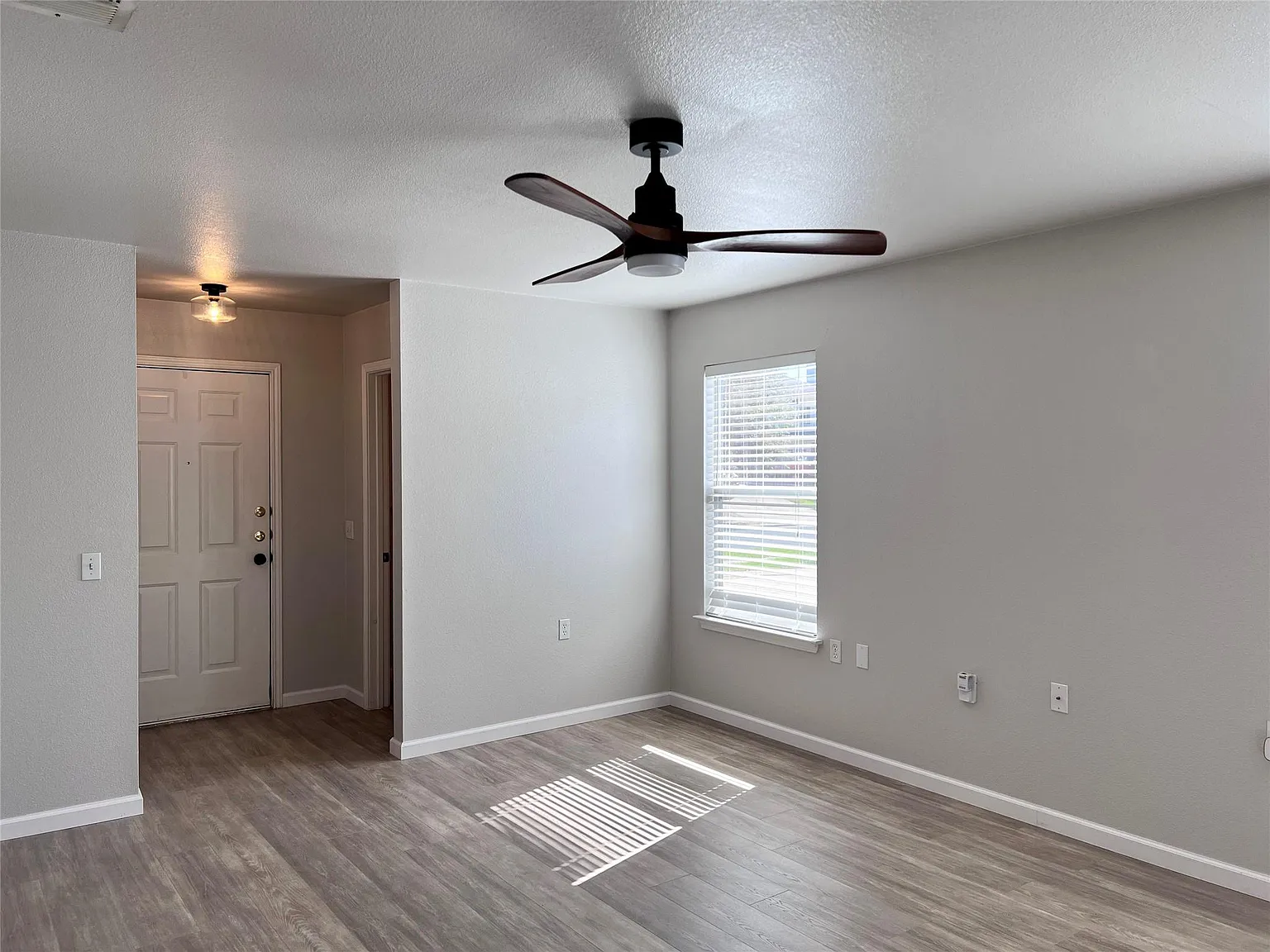 3 bed, 2.5 bath, 1589 sqft, $2,750 — Photo 2