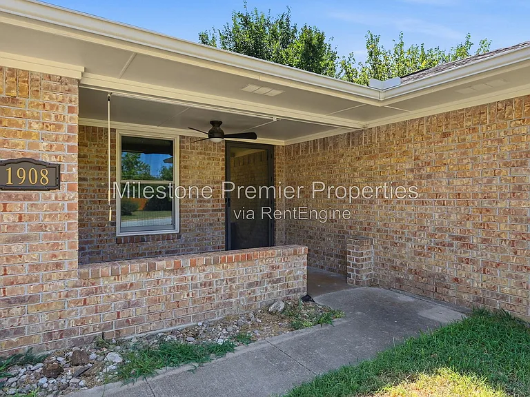 1908 Paula Dr — Photo 4