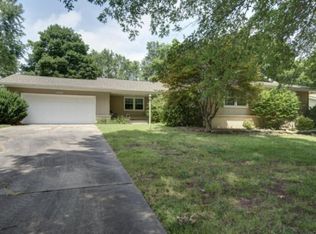 2823 E Imperial Cir, Springfield, MO 65804