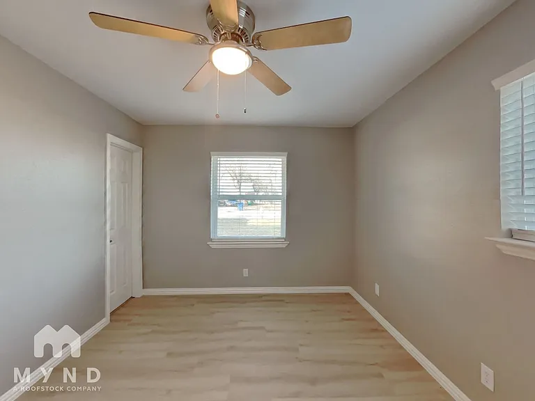 204 E Avenue C — Photo 12