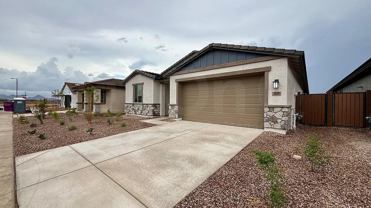 4 bed, 3.0 bath, 2301 sqft, $2,395 — Photo 3