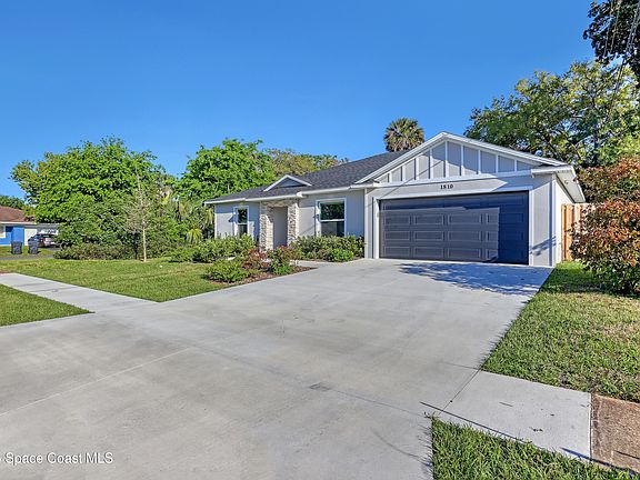 3rd image of 1810 S Lilac Cir