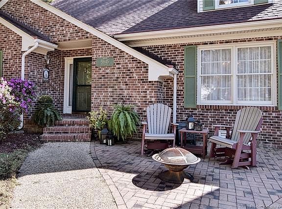3rd image of 5845 Hawthorn Ln