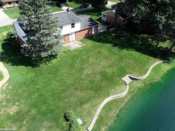 3rd image of 54005 Sunderland Dr