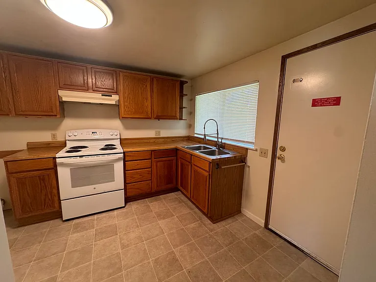 1043 W Nevada Ct — Photo 5