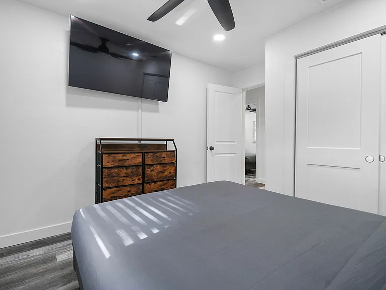4303 W Woodlawn Ave — Photo 15
