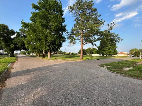 101 Doerr Dr, Arabi, LA 70032