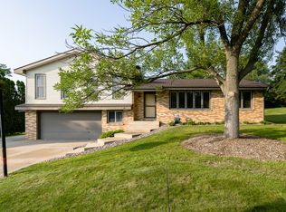 1311 Kingswood Ln, Onalaska, WI 54650