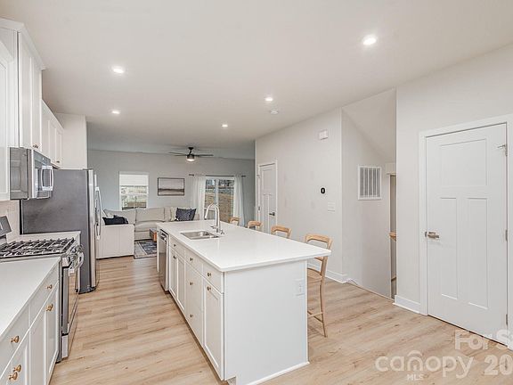 4th image of 448 Lahinch Dr