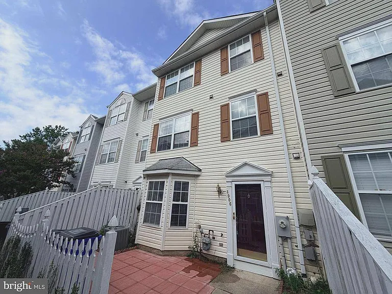 8906 Mallard Ct — Photo 1