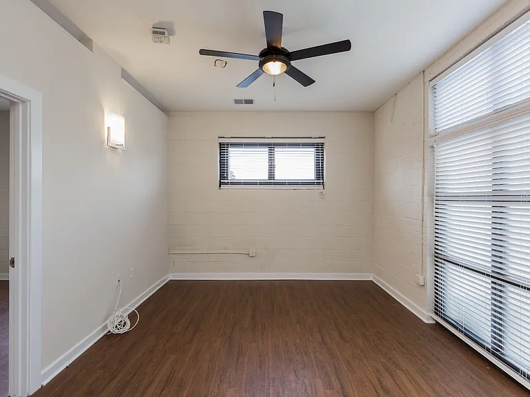 1302 Mactavish Ave — Photo 4