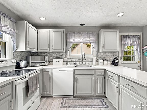 4th image of 237 Chestnut Hill Avenue